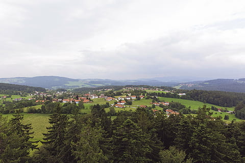 Mai Mult, destinaţie, vedere, punct de vedere, Munte, timp liber, platou, locuri de interes, turism, vacanţă, drumeții, alpinism, natură, parc natural, pădure, câmpuri, peisaj, stâncă, vedere îndepărtată, previziune, munţi, copaci, bavaria, pădurea bavareză, deal, copac, vară, arhitectură, clădire, exteriorul clădirii, construită, plantă, nor - cer, mediu inconjurator, cer, scenice - natura, zonă rezidențială, casă, sat, creştere, teren, frumusețe în natură, vedere în unghi mare, de munte, nici o persoana, în aer liber, townscape, 5K, CC0, domeniu public, fără drepturi de autor