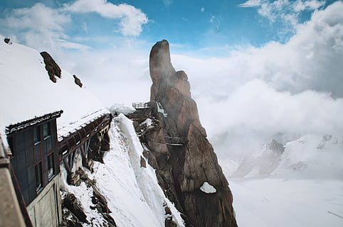 neu, ple, muntanya, tren ferroviari, edifici, penya-segat, ennuvolat, cel, chamonix, núvol, fred, rock, hivern, altitud, estructura, cim, pic, elevació, europa, passarel·la, temperatura de fred, núvol - cel, naturalesa, dia, ocell, animal, a l'aire lliure, fauna animal, congelat, vertebrats, bellesa a la natura, temes d'animals, escenics - natura, cap gent, arquitectura, Color blanc, muntanya nevada, 4K, CC0, domini públic, lliure de regalies
