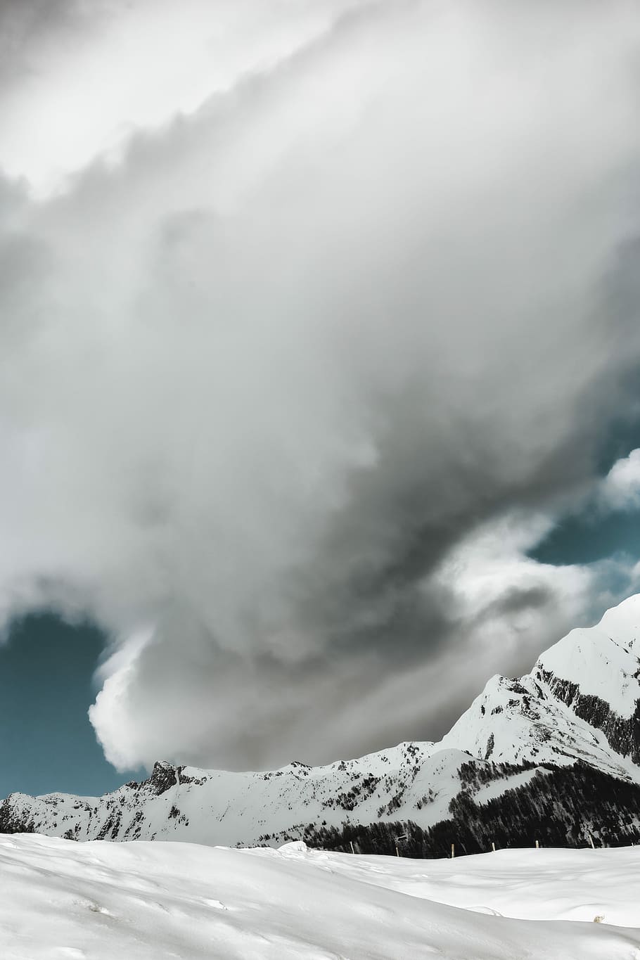 foto, gel, cobert, muntanyes, ennuvolat, durant el dia, blanc, nevat, muntanya, núvols, núvol, neu, hivern, cel, blau, llum solar, celestial, naturalesa, bellesa a la natura, temperatura de fred, escenics - natura, núvol - cel, medi ambient, escena no urbana, escena tranquil·la, paisatge, muntanya nevada, tranquil·litat, dia, Serra, cap gent, poder, clima extrem, poder a la natura, a l'aire lliure, cim de muntanya, 5K