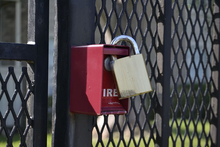 låse, rød, Port, sikkerhed, beskyttelse, sikker, dør, beskytte, nødsituation, gated, Afslut, indgang, døråbning, tæt, udendørs, forseglet, metallisk, jernport, stål, sort jern, aluminium, jern, metal, grå, rusted, hængelås, hegn, barriere, grænse, dag, tæt på, ingen mennesker, fokus på forgrunden, kærlighed, rækværk, hængende, meddelelse, positive følelser, 1080P