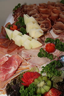 skinke plade, skinke, kold buffet, buffet, spise, mad, gourmet, gastronomi, frisch, jordbær, kiwi, persille, mad og drikke, friskhed, sund kost, grøntsag, kød, indendørs, klar til at spise, tæt på, velvære, stilleben, ingen mennesker, frugt, broccoli, skive, forarbejdet kød, appetitvækker, måltid, tomat, salat, aftensmad, fristelse, 5K, CC0, offentligt domæne, royaltyfrie