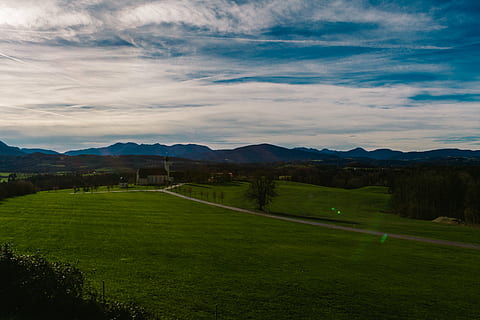 aerian, fotografie, verde, iarba câmp, iarbă, camp, timpul zilei, câmpuri, munţi, peisaj, cer, nori, țară, orizont, o scenă liniștită, natură, liniște, frumusețe în natură, scenics, agricultură, rural, fermă, nor - cer, scenice - natura, Culoarea verde, Munte, mediu inconjurator, plantă, teren, scenă non-urbană, nici o persoana, idilic, de munte, zi, în aer liber, 5K