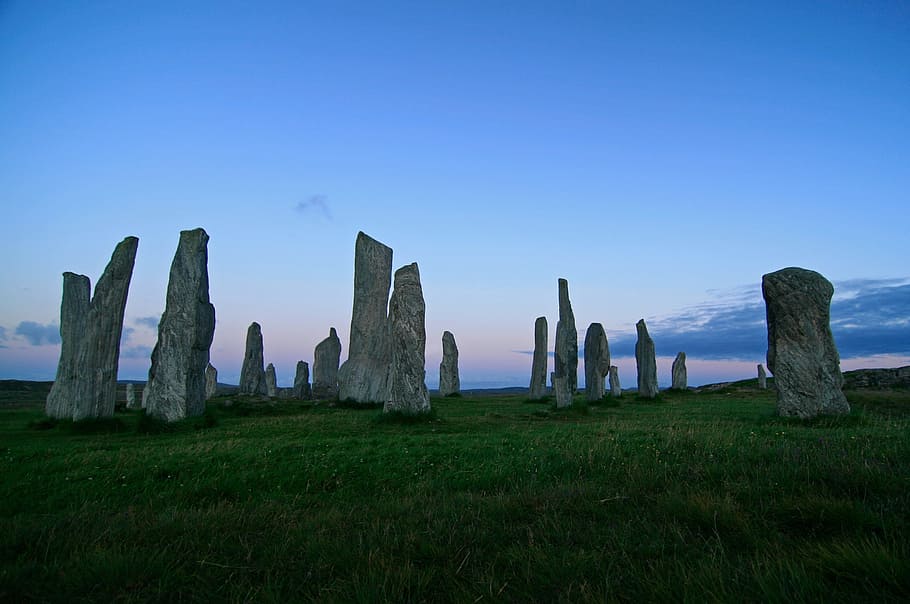fotografia, formació de roca, verd, camp de gespa, pedra, formació, sortida del sol, cercle, monument, antic, calendari, místic, monòlits, massiu, gran, espiritualitat, vell, anell, cultura, històric, prehistòrica, patrimoni, referència, arqueologia, tarda, escena, herba, camp, cel, paisatge, a l'aire lliure, cap gent, planta, naturalesa, destinacions de viatge, turisme, història, viatjar, el passat, memorial, terra, tranquil·litat, cel clar, sòlid, arquitectura, civilització antiga, 1080P