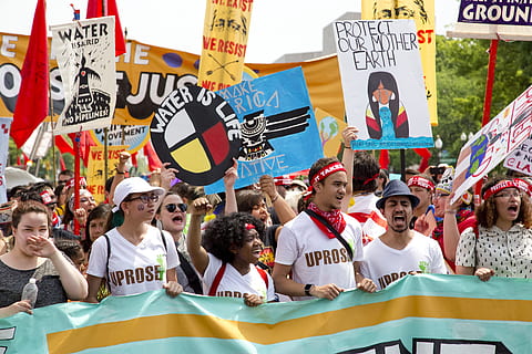 gente, protestando, tiempo de día, marcha climática de la gente, protestador, protesta, ambiental, ambiente, madre Tierra, bandera, política, multitud, manifestante, de marcha, texto, parte del cuerpo humano, brazo humano, día, gran grupo de personas, gente real, grupo de personas, mujer, comunicación, hombres, escritura occidental, adulto, póster, actividad de ocio, cultura de las artes y entretenimiento, al aire libre, estilos de vida, cartel, banner - signo, 5K, CC0, dominio público, libre de derechos