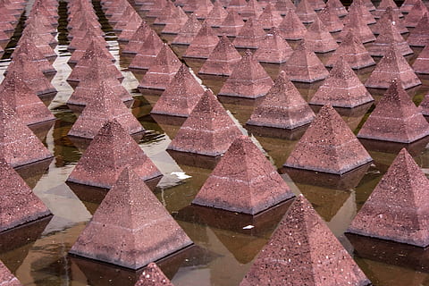 mønster, geometri, pyramide, arbejde, sø, installation, forsvindingspunkt, kilde, museum, fortrop, Mexico, samtidskunst, arkitektur, skabelse, moderne, skulptur, abstraktion, udstilling, udendørs, gårdhave, skib, skønhed, ingen mennesker, dag, tæt på, høj vinkel visning, overflod, fuld ramme, stor gruppe af objekter, i en række, baggrunde, gentagelse, vand, bygget struktur, metal, natur, fokus på forgrunden, design, 1080P, CC0, offentligt domæne, royaltyfrie