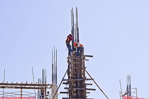 Două, bărbați, umplere, ciment, clădire, post, timpul zilei, muncitorii, zidar, constructie, lucru, industrie, ocupaţie, cască, pălărie, Articole pentru acoperirea capului, palarie tare, lucru in echipa, cooperare, adult, spațiu copie, zi, Siguranță, cer, costume de lucru de protecție, protecţie, oameni, haine reflectorizante, Ham de siguranță, în aer liber, bărbați maturi, 4K, CC0, domeniu public, fără drepturi de autor