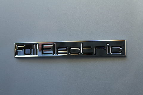 Voiture électrique, mobilité, e voiture, électriquement, peugeot, ion, auto, écologie, électricité, station d'essence actuelle, actuel, à l'intérieur, gris, personne, fond gris, la communication, texte, prise de vue en studio, fermer, écriture occidentale, lettre capitale, signe, espace de copie, nature morte, lettre, cote à cote, vue grand angle, construction de murs, bleu, architecture, alphabet, 4K, CC0, domaine public, libre de droits