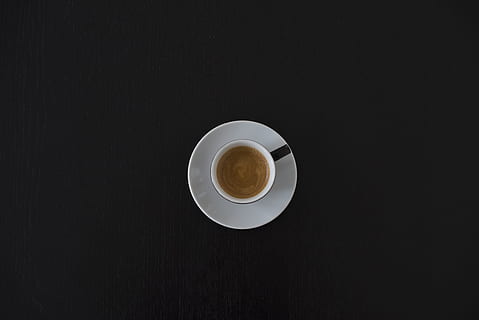 flad, udsigt, krus, fyldt op, kaffe, stadig, elementer, ting, kop, underkopper, latte, kunst, bord, skrivebord, træ, nødstedte, top, Brun, mad og drikke, kaffe - drikke, kaffekop, forfriskning, drikke, stilleben, direkte over, porcelæn, indendørs, friskhed, skummende drikke, underkop, kopiere plads, studio skud, sort baggrund, espresso, ingen mennesker, 4K, CC0, offentligt domæne, royaltyfrie