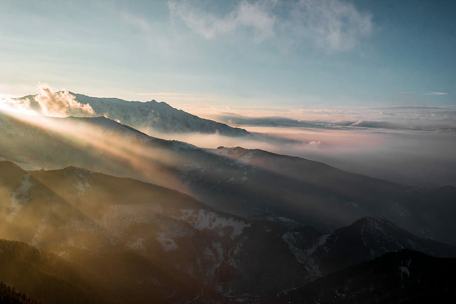 hory, pokryté, mraky, letecký, fotografování, hora, sníh, bílý, modrý, zataženo, nebe, mrak, les, krajina, Pohled, strom, paprsek, Příroda, úžasný, mlha, slunce, světlo, západ slunce, zimní, Evropa, europa, italium, scenics - příroda, krása v přírodě, klid, klidné scény, mrak - nebe, pohoří, životní prostředí, idylický, mimoměstské scény, nikdo, dálkový, venku, slunečního světla, horský vrchol, 5K