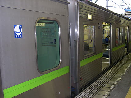 train, Plate-forme, métro, plateformes, Voyage, le transport en commun, les passagers, des voitures, transport, station, chemin de fer, quai de la gare, station de métro, mode de transport, personnes, scène urbaine, Transport ferroviaire, transport public, signe, train - véhicule, illuminé, gare de chemin de fer, la communication, personne, à l'intérieur, la fenêtre, information, panneau d'information, architecture, 1080P, CC0, domaine public, libre de droits