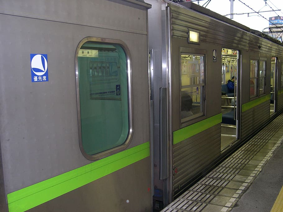 train, Plate-forme, métro, plateformes, Voyage, le transport en commun, les passagers, des voitures, transport, station, chemin de fer, quai de la gare, station de métro, mode de transport, personnes, scène urbaine, Transport ferroviaire, transport public, signe, train - véhicule, illuminé, gare de chemin de fer, la communication, personne, à l'intérieur, la fenêtre, information, panneau d'information, architecture, 1080P