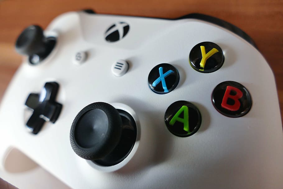 blanc, xbox, un, consola, x caixa, joypad, activitat, blau, botó, color, ordinador, control, controlador, elèctric, entreteniment, equipament, dit, diversió, joc, coixinet de joc, jocs, mà, ordinador de mà, celebració, joia, arcade, joystick, oci, coixinet, perifèric, plàstic, jugar, botó de reproducció, empenta, jugador, mitjans de comunicació, x-box one, joguines, electrònica, tecnologia, primer pla, cap gent, a l'interior, dia, elecció, nombre, oportunitat, relaxació, tir de l'estudi, multicolor, grup mitjà d'objectes, vista d’angle alt, variació, jocs d’oci, forma geomètrica, natura morta, centrar-se en primer pla, esport, forma, cultura i entreteniment artístic, 5K