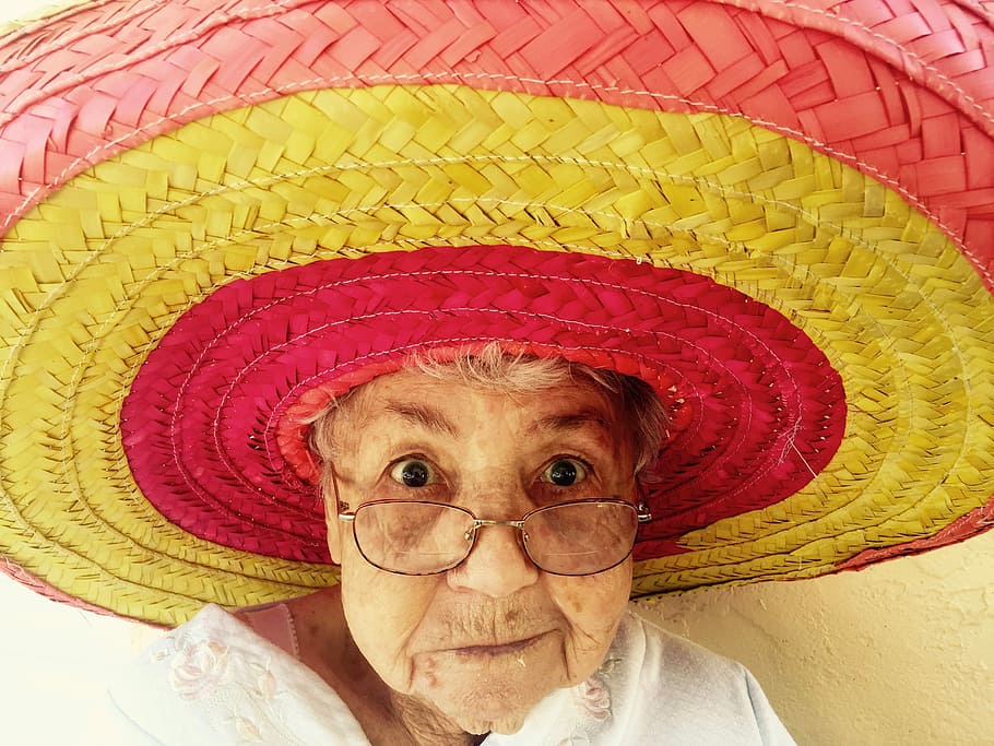 dona, rosa, groc, barret de sol amb ratlles de palla, tancar, foto, banda, barret per al sol, primer pla, barret, adult gran, sombrero, gent, cultura mexicana, mexicà, homes, cultures, retrat, rostre humà, homes majors, imatge en color, tirada al cap, mirant la càmera, vista frontal, roba, una persona, persones reals, adult, dones, estils de vida, activitat d'oci, dones grans, dia, part del cos, adult madur, part del cos humà, cara oculta, 2K
