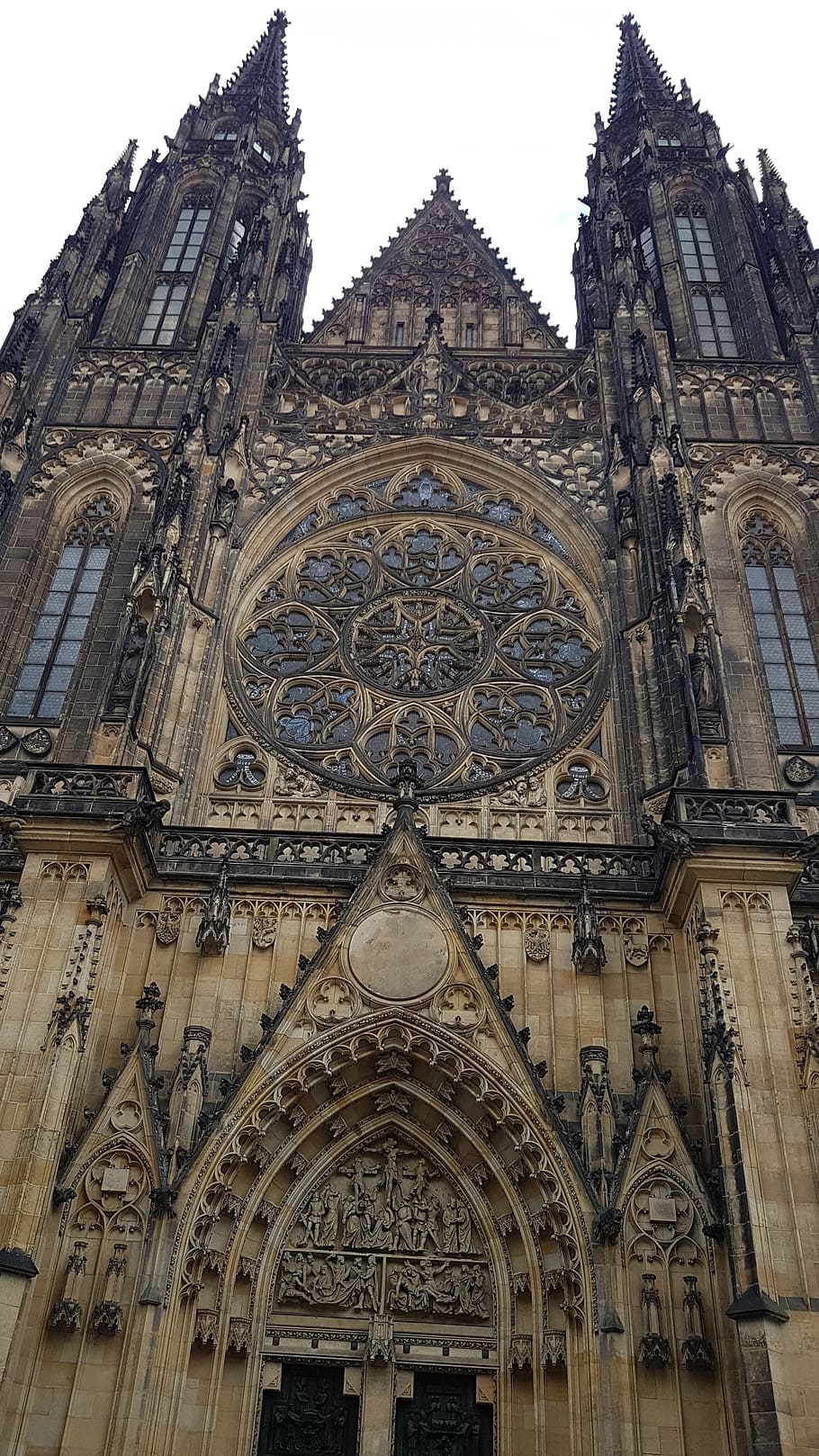 praga, castell, arquitectura, estructura construïda, lloc de culte, espiritualitat, edifici, religió, creença, exterior de l'edifici, vista d’angle baix, el passat, història, cel, destinacions de viatge, façana, dia, rosetó, cap gent, arc, ornamentat, a l'aire lliure, estil gòtic, fletxa, 4K