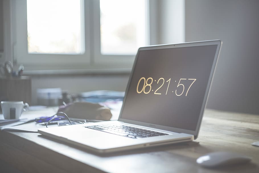 macbook, topo magico di mele, tavolo, finestra, computer portatile, mostrando, tempo, il computer portatile, computer, Mac, tastiera, topo, del desktop, scrivania, spazio sulla scrivania, spazio di lavoro, tazza, tenere sotto controllo, comunicazione, tecnologia wireless, tecnologia, connessione, in casa, giorno, attività commerciale, nessuno, Internet, testo, rete di computer, mobilia, interno di casa, avvicinamento, sceneggiatura occidentale, Messaggio, 5K