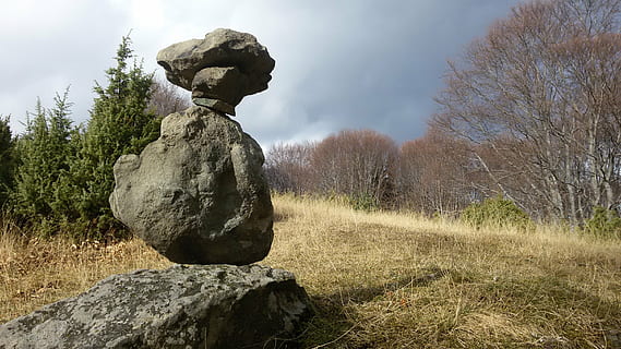 pierre, la taille, orage, la nature, rock - objet, solide, plante, arbre, Roche, journée, personne, ciel, sculpture, tranquillité, statue, scène non urbaine, terre, art et Artisanat, beauté dans la nature, en plein air, représentation humaine, nuage - ciel, herbe, 2K, CC0, domaine public, libre de droits