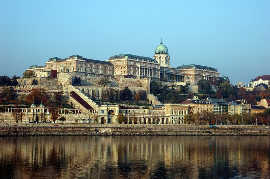 buda, budapest, edifici, castell, ciutat, cúpula, danub, vell, reflexió, riu, aigua, arquitectura, lloc famós, europa, Itàlia, paisatge urbà, història, exterior de l'edifici, estructura construïda, cel, el passat, naturalesa, davant del mar, destinacions de viatge, cel clar, cap gent, barri residencial, lloc de culte, a l'aire lliure, govern, fletxa, 2K