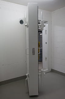 porte de coffre, porte du bunker, bunkter, solide, acier, sauvegarde, porte, bunker, bunker nucléaire, entrée, ouvrir, personne, à l'intérieur, Sécurité, bâtiment, protection, architecture, couleur blanche, fermé, sol, métal, la communication, La technologie, fermer à clé, structure construite, construction de murs, poignée de porte, 5K, CC0, domaine public, libre de droits