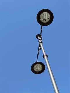 grå, sort, postlampe, dagtimerne, lanterne, lampe, lys, himmel, gadelampe, belysning, teknologi, blå, skyfri himmel, lav vinkel visning, ingen mennesker, kopiere plads, metal, ur, dag, natur, meddelelse, form, tid, udendørs, geometrisk form, belysningsudstyr, maskineri, hængende, 2K, CC0, offentligt domæne, royaltyfrie