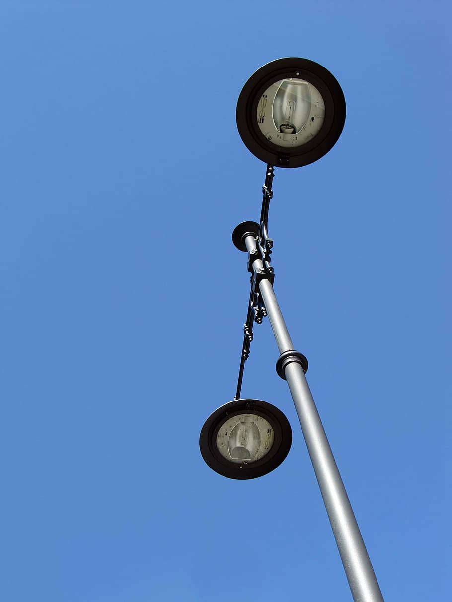 gris, negre, llum de post, durant el dia, llanterna, llum, cel, fanal, il·luminació, tecnologia, blau, cel clar, vista d’angle baix, cap gent, còpia espai, metall, rellotge, dia, naturalesa, comunicació, forma, temps, a l'aire lliure, forma geomètrica, equips d’il·luminació, maquinària, penjant, 2K