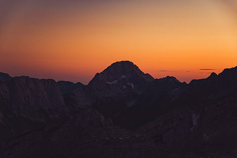 nero, catena montuosa, luce del sole, abbagliante, rocce, silhouette, montagna, montagne, picchi, scogliere, tramonto, crepuscolo, arancia, cielo, ombre, paesaggio, natura, avventura, Paesaggi, nessuno, all'aperto, bellezza nella natura, scenics - natura, ambiente, la tranquillità, scena tranquilla, solido, scena non urbana, roccia, idilliaco, roccia - oggetto, viaggio, colore arancione, cielo drammatico, picco di montagna, buio, cielo romantico, 5K, CC0, dominio pubblico, privo di copyright