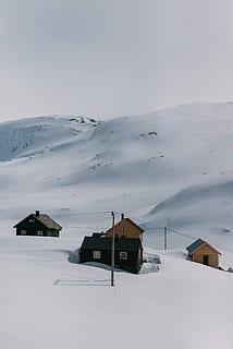quatre, cases, envoltat, neu, muntanya, muntanya alta, núvol, cel, cim, cresta, paisatge, naturalesa, vall, hivern, fred - temperatura, a l'aire lliure, Alps europeus, temperatura de fred, estructura construïda, arquitectura, exterior de l'edifici, edifici, tranquil·litat, medi ambient, escena tranquil·la, escenics - natura, cobertura, bellesa a la natura, casa, Color blanc, cap gent, muntanya nevada, 5K, CC0, domini públic, lliure de regalies