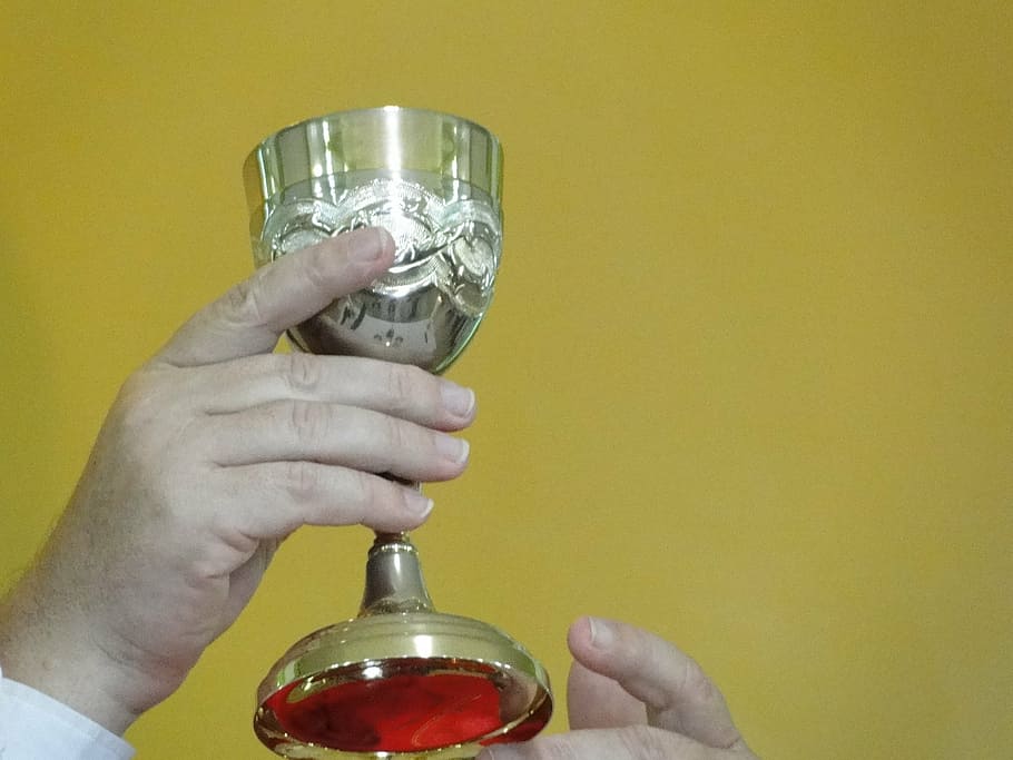 massa, catòlic, calze, mà humana, part del cos humà, mà, celebració, vidre, una persona, refresc, menjar i beguda, adult, equipament per a la llar, beure, alcohol, a l'interior, part del cos, copa, fons de colors, estils de vida, vi, dit, color plata, 1080P
