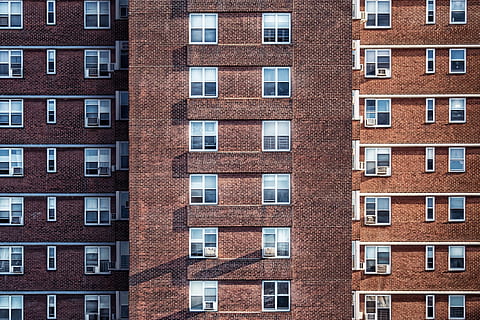 edificios de concreto, ventanas, cuadro, edificio, de varios pisos, vaso, estructura, arquitectura, construcción, exterior del edificio, ventana, estructura construida, Distrito residencial, fotograma completo, antecedentes, ladrillo, nadie, apartamento, ciudad, casa, al aire libre, pared, repetición, vista de ángulo bajo, día, desarrollo de vivienda, 2K, CC0, dominio público, libre de derechos