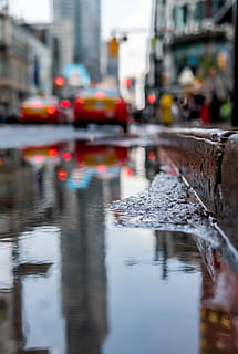 nach dem Regen, Wasserpfütze, Randstein, Straße, Pfütze, Reflexion, Bokeh, Wasser, Stadt, Transport, die Architektur, gebaute Struktur, Transportmittel, selektiver Fokus, nass, Natur, Gebäudehülle, Tag, zufällige Menschen, Regen, draußen, Bewegung, Regenzeit, Oberflächenniveau, 5K, CC0, gemeinfrei, lizenzfrei