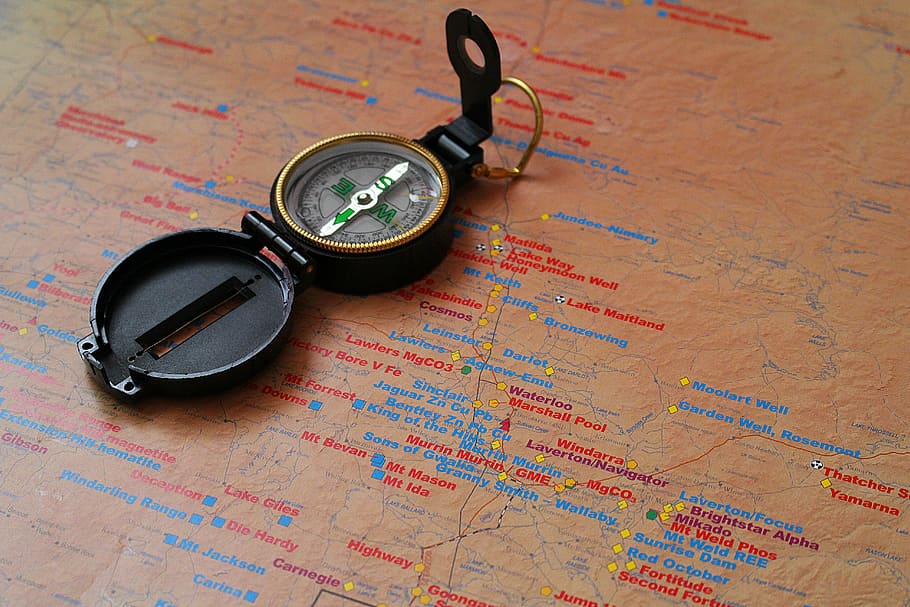 kolo, Černá, kompas, mapa, navigace, zlatá karta, směr, objev, průzkum, cesta, cestovat, vedení, topografie, kartografie, severní, dobrodružství, vyhledávání, uvnitř, vysoký úhel pohledu, stálý život, stůl, text, dřevo - materiál, nikdo, navigační kompas, sdělení, detail, zařízení, přesnost, mapa světa, číslo, 5K