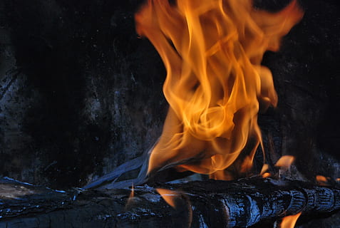 fuoco, giallo, fiamma, luce rossa, rosso nero, giallo, fiamma, luce, rosso, nero, arancia, caldo, bruciare, calore, Pericolo, raggiante, energia, inferno, ardente, fiammata, falò, fuoco di bivacco, sfolgorante, calore - temperatura, avvicinamento, nessuno, fuoco - fenomeno naturale, natura, movimento, colore arancione, lunga esposizione, segnale di pericolo, comunicazione, legno - materiale, cartello, all'aperto, movimento sfocato, ceppo, legna, sfondo nero, 2K, CC0, dominio pubblico, privo di copyright