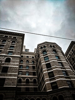 fotografia ad angolo basso, Marrone, calcestruzzo, costruzione, Basso, angle-view, edificio in mattoni, architettura, filo, cavo, finestre, esterno dell'edificio, struttura costruita, Inquadratura dal basso, cielo, nuvola - cielo, città, nessuno, natura, giorno, alto - alto, edificio per uffici esterno, moderno, ufficio, Torre, all'aperto, grattacielo, finestra, 4K, CC0, dominio pubblico, privo di copyright