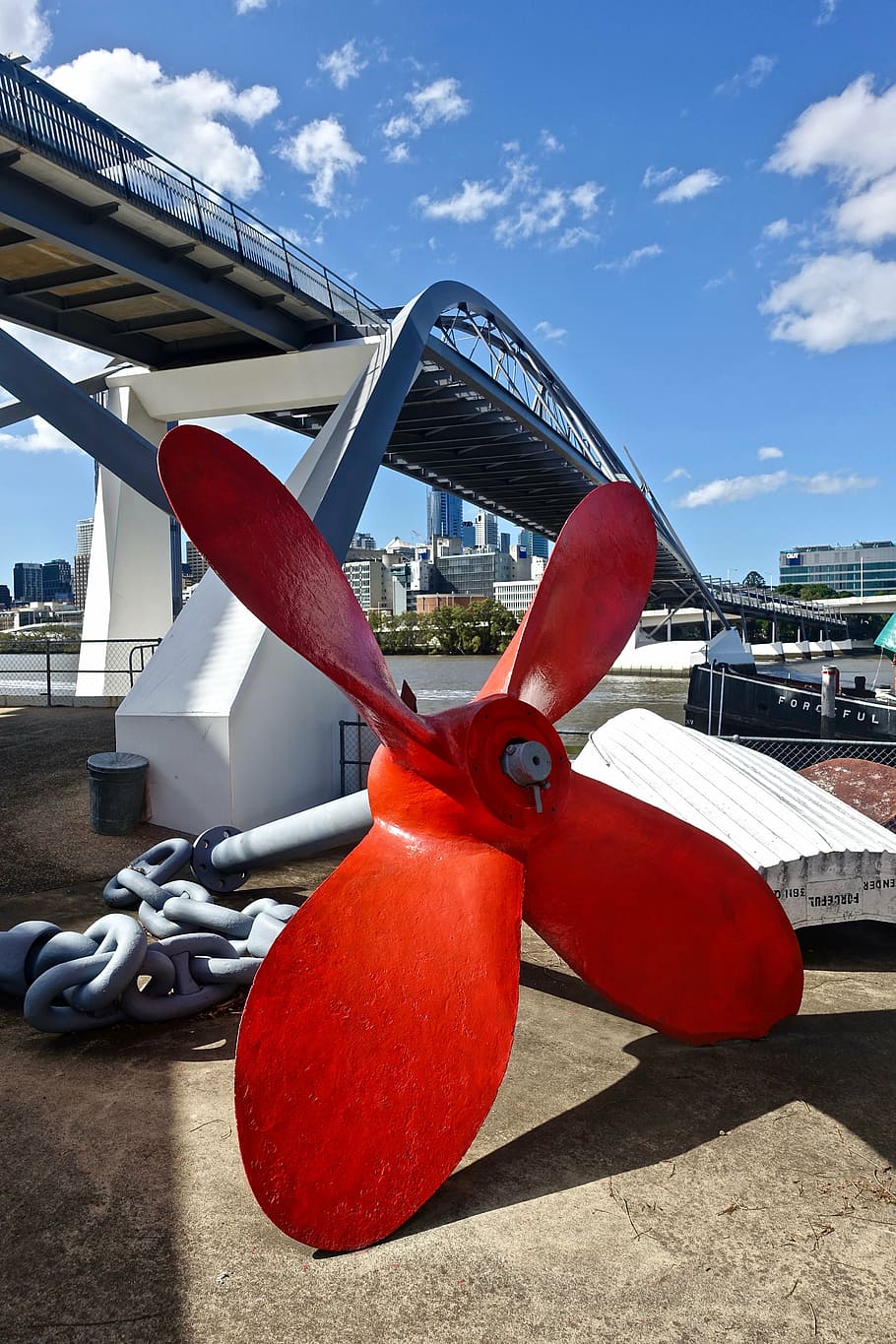 propel, rød, skib, Havn, spin-, levn, transportmidler, farverig, sky - himmel, himmel, ingen mennesker, dag, tæt på, udendørs, fly, natur, metal, arkitektur, transportform, sollys, bygget struktur, sikkerhed, by, bygning udvendig, livsbælte, hjul, stål, legering, 5K