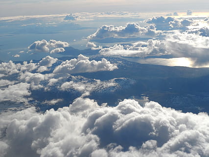 hemel, uitzicht, vlak, natuur, zon, blauw, licht, zomer, wolk, reizen, hoog, weer, zonneschijn, duidelijk, wit, wolk - lucht, cloudscape, wind, schoonheid in de natuur, scenics - natuur, kalmte, rustige scène, luchtfoto, geen mensen, idyllisch, dag, buitenshuis, pluizig, zonlicht, hoge hoekmening, witte kleur, bovenstaande, zachtheid, meteorologie, 4K, CC0, publiek domein, royaltyvrij