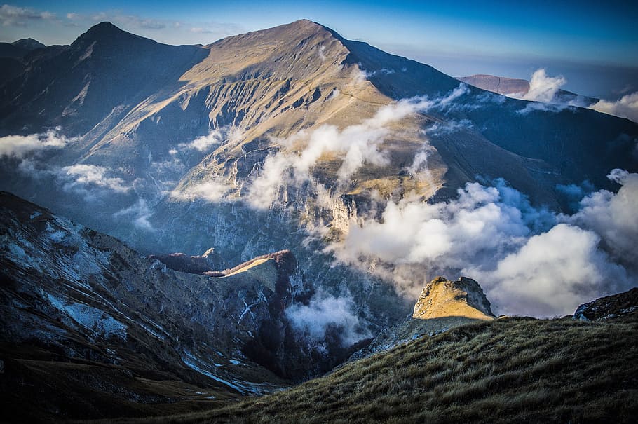 foto aèria, muntanya, núvols, altitud, fred, la llum del dia, boira, herba, fons de pantalla hd, alt, gel, paisatge, cim de muntanya, muntanyes, naturalesa, a l'aire lliure, pics, pinacle, roques, escènic, cel, neu, cim, escenics - natura, bellesa a la natura, Serra, medi ambient, escena no urbana, escena tranquil·la, núvol - cel, cap gent, tranquil·litat, volcà, idíl·lic, geologia, terra, dia, geografia física, muntanya nevada, cràter volcànic, 5K