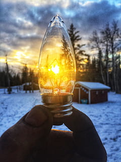 persoană, deținere, LED, bec, față, rasarit fotografie, estompa, luminos, a închide, nori, rece, creator, întuneric, lumina electrica, electricitate, energie, degete, sticlă, aur, soare auriu, inconsistent, ușoară, luminiscență, fotografia naturii, noapte, în aer liber, fotografie, reflecţie, vărsa, zăpadă, călătorie, iarnă, umană, mână, o persoana, temperatura rece, partea corpului uman, cer, natură, să se concentreze asupra primelor elemente, persoană nerecunoscută, oameni adevărați, sticlă - material, transparent, nor - cer, apus de soare, deget, 2K, CC0, domeniu public, fără drepturi de autor