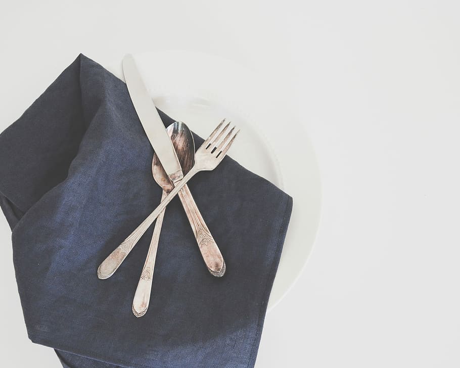 grå, gaffel, ske, smørkniv, plade, sort, bordsserviet, sølv køkkenkniv, sted indstilling, sølv, bestik, flatlay, overhead view, hvid baggrund, studio skud, kopiere plads, indendørs, en person, bedrift, tøj, hvid farve, afslappet tøj, bundet op, stilleben, tæt på, sort farve, livsstil, bånd, spise redskaber, 2K