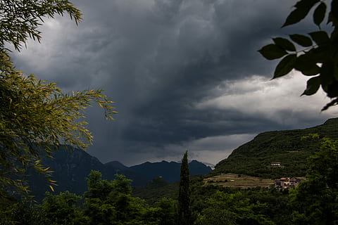nube, umore, cupo, umore nuvola, nuvole di pioggia, pioggia, buio, nevischio, montagne, cielo, nuvole, albero, nuvola - cielo, natura, montagna, Paesaggi, nessuno, bellezza nella natura, la tranquillità, scena tranquilla, scenics - natura, tempesta, pianta, scena non urbana, catena montuosa, ambiente, nuvola temporalesca, idilliaco, crescita, nuvoloso, all'aperto, infausto, 4K, CC0, dominio pubblico, privo di copyright