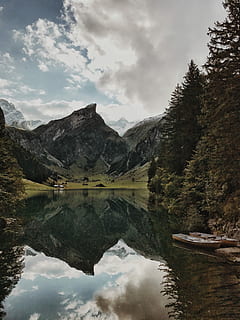 jezero, obklopen, hory, stromy, během dne, fotografie krajiny, modrý, nebe, hora, Skála, útes, strom, voda, odraz, tráva, loď, vrchol, summitu, krajina, mrak, Seealpsee, mrak - nebe, scenics - příroda, krása v přírodě, klidné scény, klid, Příroda, rostlina, nábřeží, den, nikdo, mimoměstské scény, idylický, pohoří, odraz jezero, jehličnatého stromu, 4K, CC0, veřejná doména, bez autorských práv