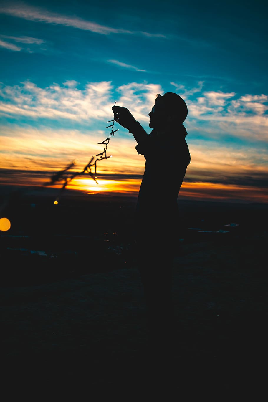 silueta, persona, celebració, led, llums de corda, portar, barret, gent, home, sol, paio, Nadal, llum, fosc, núvol, cel, a l'aire lliure, naturalesa, posta de sol, una persona, núvol - cel, vista lateral, adult, una sola dona, només adults, persones reals, de peu, color taronja, estils de vida, activitat d'oci, bellesa a la natura, terra, escenics - natura, dones, aigua, tres quarts de longitud, braços aixecats, 5K