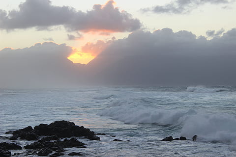 Sonnenuntergang, Ozean, versteckt, Strand, Himmel, Surfer, Ufer, tropisch, Hawaii, Meer, Welle, Natur, Sturm, Wasser, Wetter, wolke - himmel, Küste, szenen, seelandschaft, Surfen, Horizont über Wasser, Dämmerung, Landschaft, keine Leute, Wolkengebilde, draußen, Dramatischer Himmel, Rock - Objekt, dunkel, bedeckt, Schönheit in der Natur, Farbbild, Ruhe, Szenen - Natur, Rock, solide, ruhige Szene, Nicht-städtische Szene, idyllisch, Land, 5K, CC0, gemeinfrei, lizenzfrei
