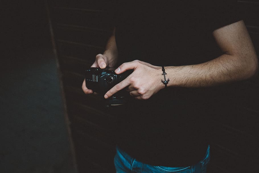 fotografia, home, celebració, càmera dslr, àncora, polsera, càmera, fosc, mans, persona, fotògraf, desgast, una persona, crim, temes socials, comunicació, a l'interior, senyal d'advertència, signe, arma, part del cos humà, mà, mà humana, adult, secció mitjana, homes, pistola, violència, agressió, 5K