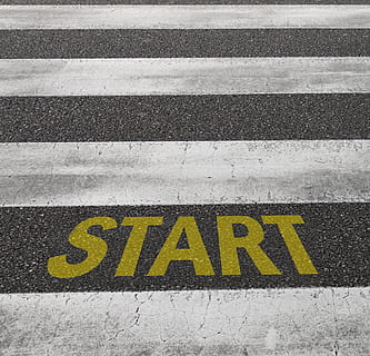 asfalt, begynde, lyse, forventning, håbefuld, infrastruktur, linje, lovende, vej, vejoverflade, skilt, Start, gul, fodgængerfelt, tekst, meddelelse, transportmidler, vestlige script, by, vejmærkning, ingen mennesker, symbol, sikkerhed, advarselsskilt, høj vinkel visning, vejledning, stort bogstav, mærkning, gade, dag, advarselssymbol, 2K, CC0, offentligt domæne, royaltyfrie