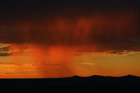 puesta de sol, nube, cielo, tormenta, lluvia, nube - cielo, scenics, al aire libre, naturaleza, nadie, belleza en la naturaleza, paisajes - naturaleza, cielo dramático, color naranja, mar, agua, tranquilidad, ambiente, montaña, horizonte, escena tranquila, paisaje, idílico, oscuro, ominoso, 5K, CC0, dominio público, libre de derechos