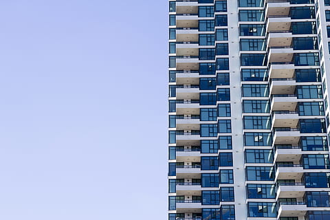 blu, grigio, grattacielo, costruzione di vetro, architettonico, fotografia, bianca, costruzione, beige, calcestruzzo, architettura, finestra, appartamento, scena urbana, esterno dell'edificio, struttura costruita, città, edificio per uffici, moderno, architettura ed edifici, industria di costruzioni, cielo, all'aperto, vita di città, quartiere residenziale, paesaggio urbano, Palazzo residenziale, giorno, cielo sereno, nessuno, Inquadratura dal basso, natura, alto - alto, edificio per uffici esterno, copia spazio, 5K, CC0, dominio pubblico, privo di copyright