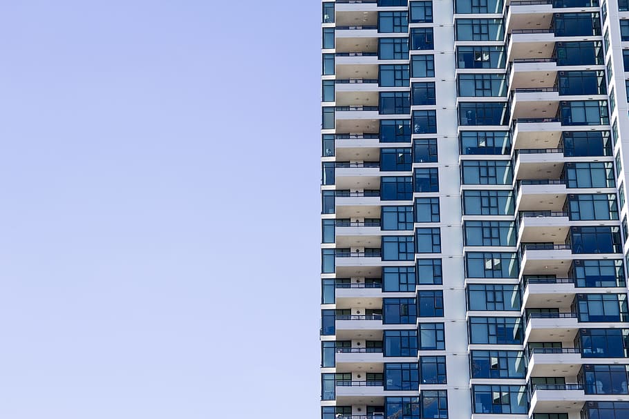 blu, grigio, grattacielo, costruzione di vetro, architettonico, fotografia, bianca, costruzione, beige, calcestruzzo, architettura, finestra, appartamento, scena urbana, esterno dell'edificio, struttura costruita, città, edificio per uffici, moderno, architettura ed edifici, industria di costruzioni, cielo, all'aperto, vita di città, quartiere residenziale, paesaggio urbano, Palazzo residenziale, giorno, cielo sereno, nessuno, Inquadratura dal basso, natura, alto - alto, edificio per uffici esterno, copia spazio, 5K