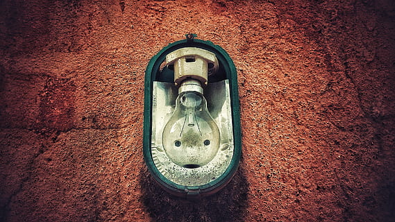 lampadina, parete, luce, arancia, ispiratore, caratteristica della parete, metallo, nessuno, avvicinamento, connessione, vecchio, tecnologia, in casa, strutturato, in stile retrò, Inquadratura dal basso, struttura costruita, giorno, architettura, natura morta, vignetta, rosso, arrugginito, 2K, CC0, dominio pubblico, privo di copyright