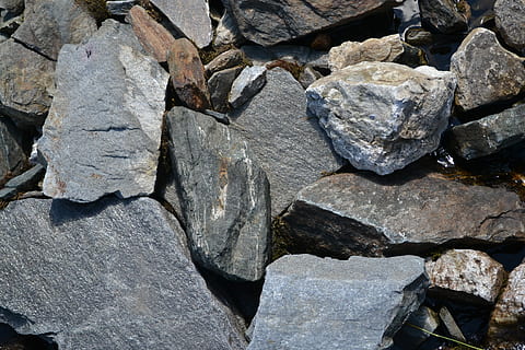 klipper, struktur, naturlig, bjerg, rock-objekt, baggrunde, fuld ramme, ingen mennesker, natur, industri, solid, klippe, tekstureret, dag, ru, tæt på, udendørs, sten - objekt, høj vinkel visning, mønster, stor gruppe af objekter, grå, sten-, overflod, sollys, 2K, CC0, offentligt domæne, royaltyfrie