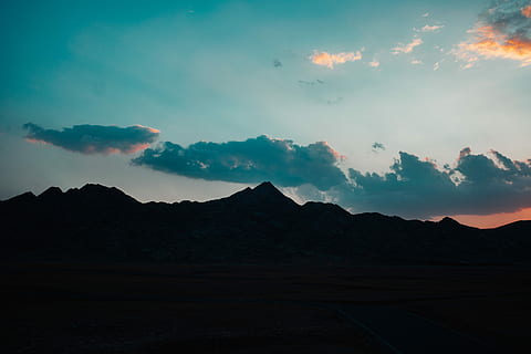 silhoutte, muntanyes, posta de sol, foto de la silueta, muntanya, núvol, cel, silueta, paisatge, naturalesa, blau, taronja, ennuvolat, horitzó, núvol - cel, bellesa a la natura, escenics - natura, tranquil·litat, escena tranquil·la, medi ambient, Serra, cap gent, idíl·lic, escena no urbana, a l'aire lliure, geografia física, terra, fosc, cim de muntanya, 5K, CC0, domini públic, lliure de regalies