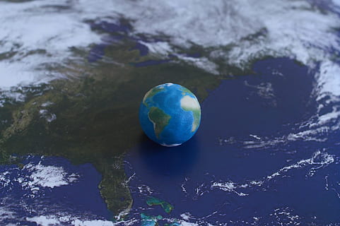 planet, model, blå, natur, kloden - menneskeskabt objekt, vand, planet - rum, sfære, plads, ingen mennesker, Jorden, enkelt objekt, dag, udendørs, høj vinkel visning, miljø, bold, skrøbelighed, afspejling, hav, flyder på vandet, forurening, 2K